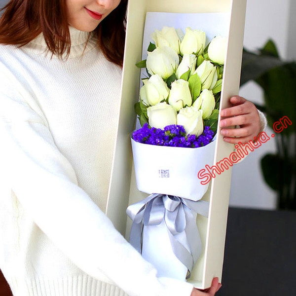 清水茉莉-11枝白玫瑰，搭配紫色勿忘我、栀子叶点缀，豪华精美礼盒（以实物为准）