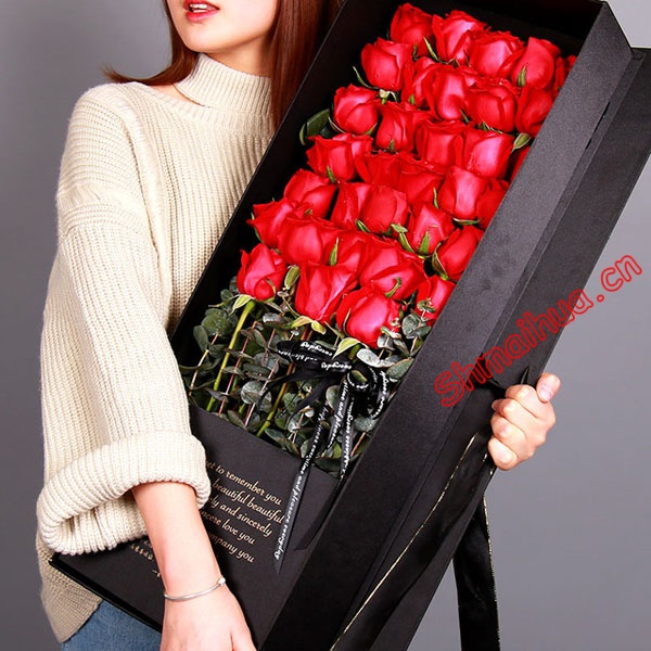 永恒爱恋-33枝顶级红玫瑰，搭配进口尤加利叶点缀漂亮，精美花盒（以实物为准）
