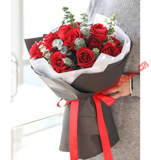 长相厮守-19支红玫瑰搭配尤加利，外围黑色特种纸圆形包装，内衬透明纸，红色蝴蝶结束扎。